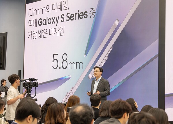 13일 삼성 강남에서 진행된 '갤럭시 S25 엣지' 공개 행사에서 문성훈 MX사업부 스마트폰개발1팀 부사장이 제품을 소개하고 있다.[사진=삼성전자]