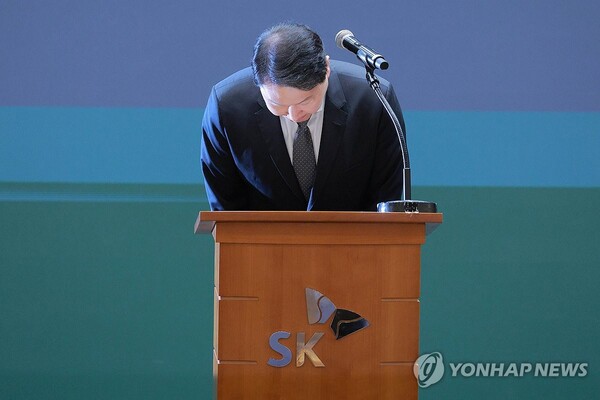 최태원 SK그룹 회장이 7일 서울 중구 SKT타워에서 열린 유심 정보 유출 관련 일일 브리핑에 참석, SK텔레콤에서 일어난 해킹 피해에 대해 고개 숙여 사과하고 있다. [사진=연합뉴스]