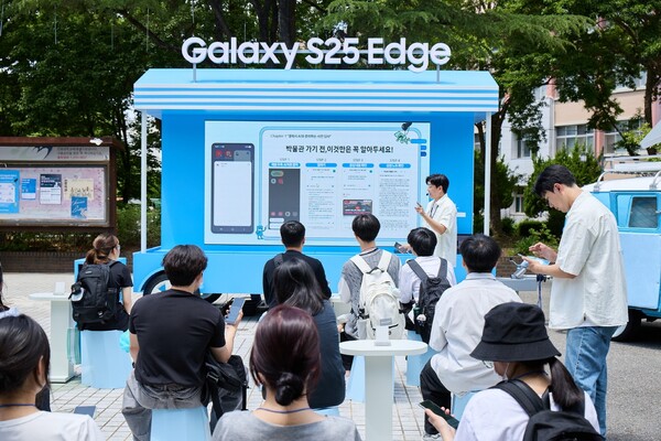 전주 덕진구 전북대학교에 오픈한 '갤럭시 캠퍼스 스튜디오'에서 방문객들이 갤럭시 AI 기능을 체험하는 모습. [사진=삼성전자]