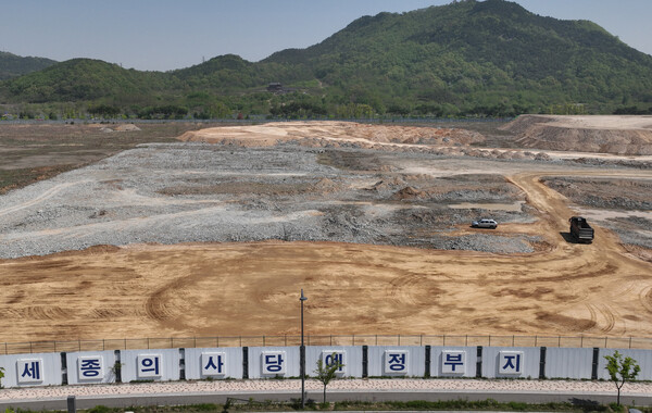  다음 달 대통령 선거를 앞두고, 정치권에서 세종시 행정수도 이전 완료 관련 공약이 앞다퉈 나오고 있다. 세종시 세종동 국회세종의사당 건립 예정 부지 모습. [사진=연합뉴스]