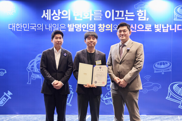 삼성화재는 보험업계 최초 발명의 날 '특허청장 표창'을 수상했다고 21일 밝혔다. 한종엽 법무지원파트 프로(사진 왼쪽부터), 김광준 파트장, 김종주 변리사가 기념 촬영을 하고 있다. [사진=삼성화재]