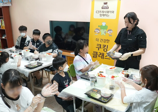 지난 20일 경기도 일산 푸른학교반디교실지역아동센터에서 열린 아이누리 쿠킹클래스. [사진=CJ프레시웨이]