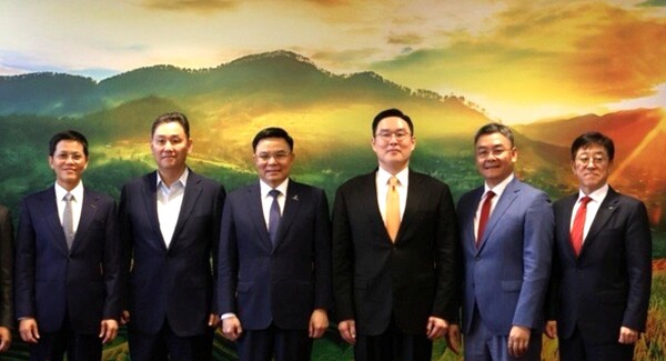 21일 페트로베트남 본사에서 구본규 LS전선 대표, 레 만 훙(Le Manh Hung) 페트로베트남 회장 등 관계자들이 간담회 후 기념 촬영을 하고 있다. [사진=LS전선]