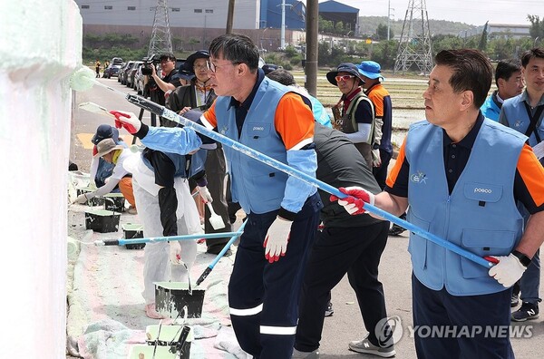 장인화 회장이 '2025 글로벌 볼런티어 위크'(글로벌 봉사활동 주간)을 맞아 호국봉사활동을 진행하고 있다. [사진=포스코그룹 제공]