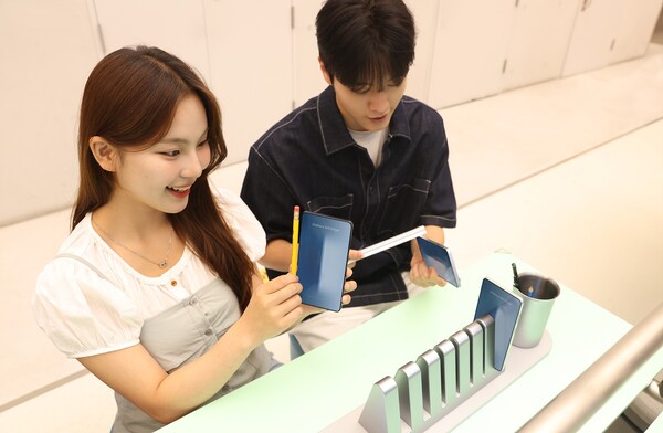 삼성 강남의 갤럭시 스튜디오에서 모델들이 '갤럭시 S25 엣지'의 초슬림 두께를 체험하고 있다. [사진=삼성전자]