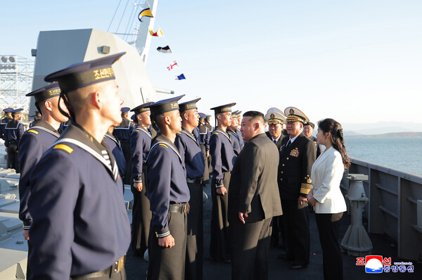 김정은 국무위원장이 지난 4월 25일 남포조선소에서 열린 신형 구축함 ‘최현호’의 진수식에서 딸 주애와 관계자들을 격려하고 있다. 이번에 사고가 난 구축함은 최현급 2호함으로 추정된다. [사진=조선중앙통신]