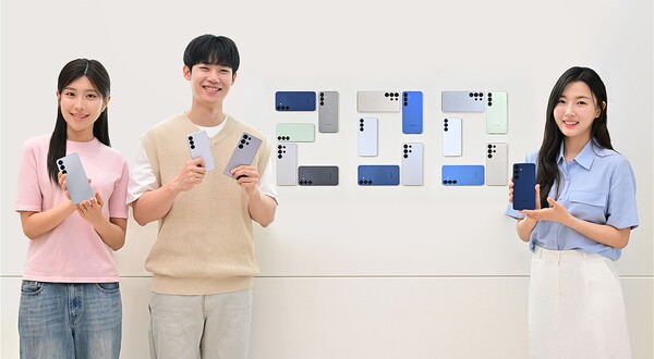 삼성전자 모델들이 삼성스토어 홍대에서 국내 판매량 200만대를 돌파한 갤럭시 S25 시리즈를 소개하고 있다. [사진=삼성전자]