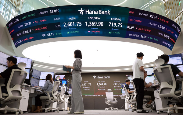 주요 대선 후보들이 '경제 활성화'를 한 목소리로 외치고 있는 가운데 차기 정부의 경기부양책을 바탕으로 코스피 지수가 하반기 3000선을 돌파할 가능성이 있다는 의견이 나오고 있다. 26일 서울 중구 하나은행 본점 딜링룸에서 딜러들이 업무를 보고 있다. [사진=연합뉴스]