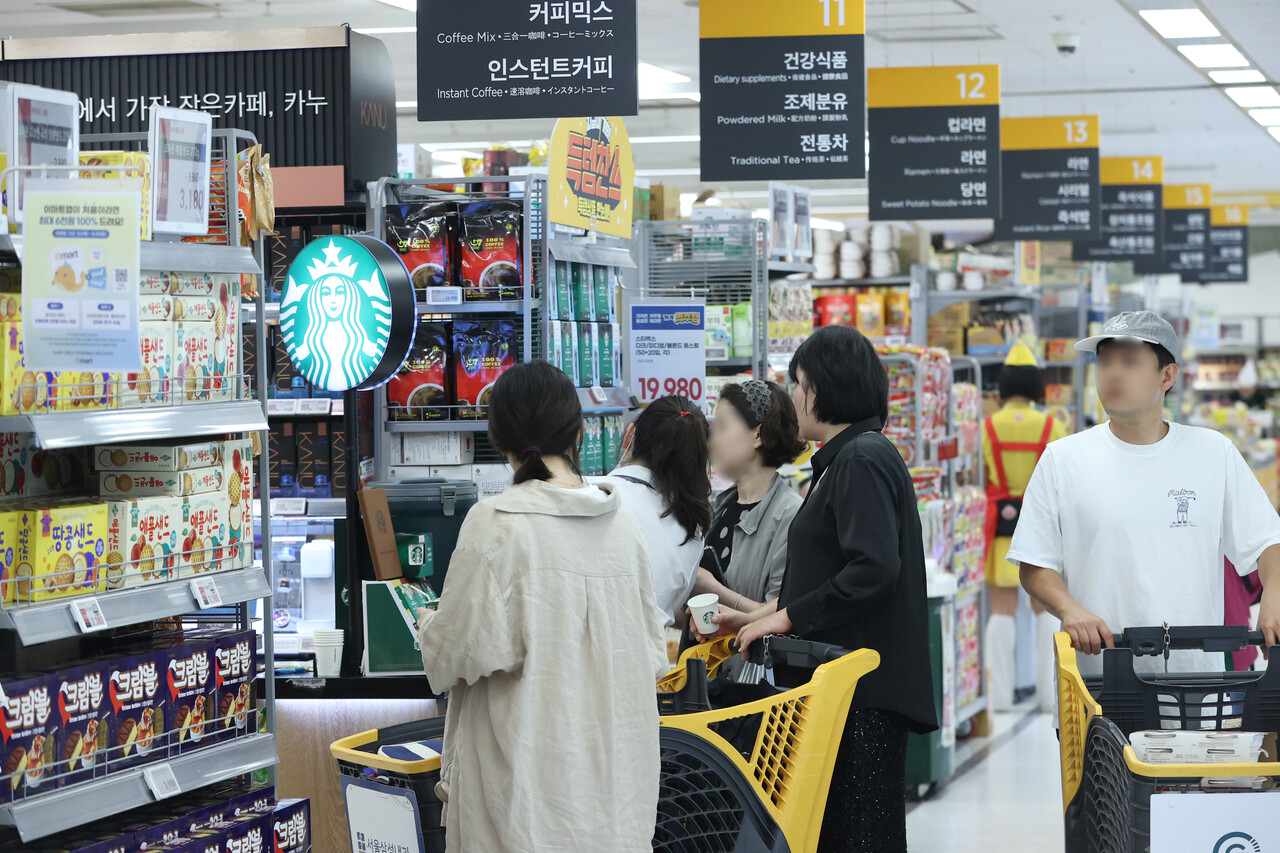 한국은행이 27일 발표한 ‘소비자동향조사’ 결과에 따르면 5월 소비자심리지수(CCSI)는 101.8로 2020년 10월 이후 최대 전월 대비 상승폭을 기록했다. 서울의 한 대형마트에서 시민들이 장을 보고 있다. [사진=연합뉴스]