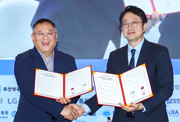 김종성 서울대학교 블루카본사업단 단장(왼쪽)과 김영석 LG전자 HS기능성소재사업실장(오른쪽)이 기념 사진을 촬영했다. [사진=LG전자]