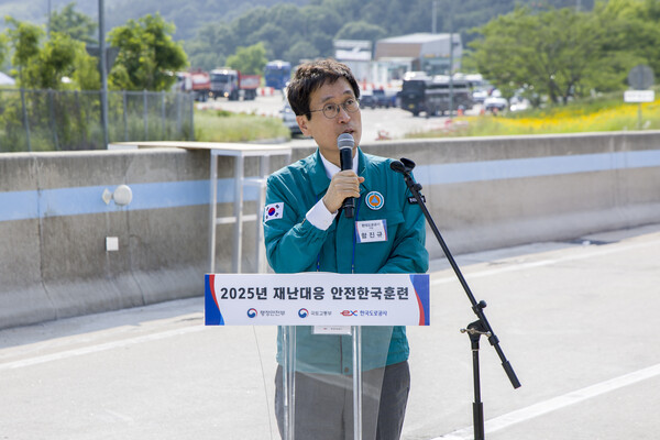 함진규 한국도로공사 사장이 새만금포항지선 12.5k 훈련장에서 재난대응 안전한국훈련을 주관하고 있다. [사진=한국도로공사]