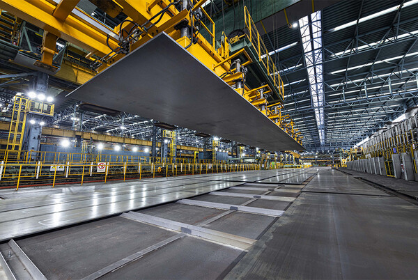 진공흡착식 크레인으로 이송되고 있는 고망간강. [사진=포스코 제공]