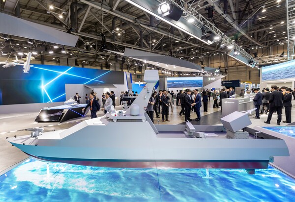 한화시스템의 전투체계 및 유·무인복합체계(MUM-T) 통합 운용 기술, 한화에어로스페이스의 흔들리는 바다 위 안정적 미사일 발사를 실현하는 발사대 기술, 한화오션의 함형 설계기술이 합쳐진 한화의 전투용 무인수상정 모습. [사진=한화시스템]