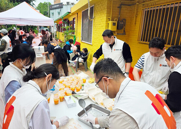 빗썸나눔은 최근 서울 노원구에 위치한 한부모가족복지시설 동광모자원을 방문해 따뜻한 나눔 활동을 펼쳤다고 28일 밝혔다. [사진=빗썸]