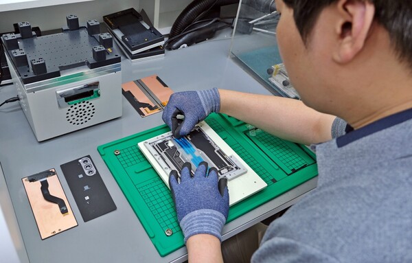 삼성전자서비스 엔지니어가 스마트폰 디스플레이 단품 수리를 하는 모습.[사진=삼성전자서비스]