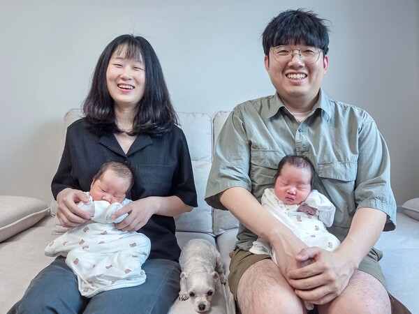 강남경 한화비전 하드웨어 개발2팀 책임(사진 왼쪽)이 지난달 쌍둥이를 출산했다.  [사진=한화비전]