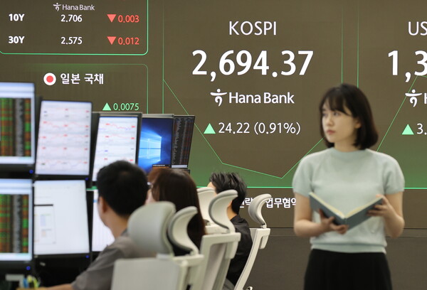 한국거래소에 따르면 29일 코스피는 전장보다 50.49포인트(1.89%) 오른 2720.64에 장을 마쳤다. 서울 중구 하나은행 본점 딜링룸에서 직원들이 업무를 보고 있다. [사진=연합뉴스]