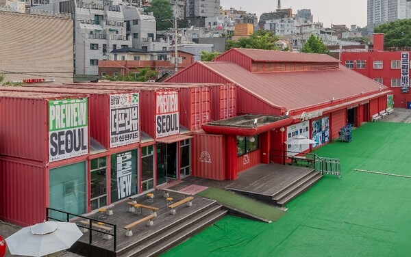 신한카드는 ‘더프리뷰서울 2025 with 신한카드’를 VIP 프리뷰를 시작으로 오는 6월 1일까지 서울역 뒷편에 위치한 ‘옛 국립극단 백성희장민호극장’에서 개최한다고 29일 밝혔다. [사진=신한카드]