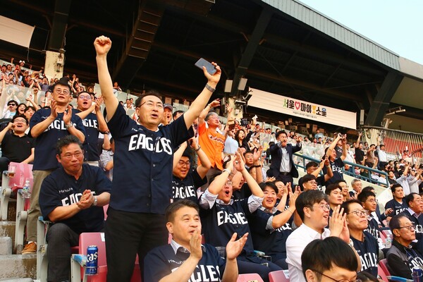 ㈜한화와 협력사 임직원들이 서울 잠실야구장에서 한화 이글스의 선전을 응원하고 있다. [사진=한화]