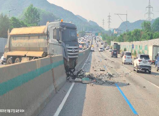 27일 경부선 화물차 타이어 파손 사고 현장. [사진=한국도로공사]