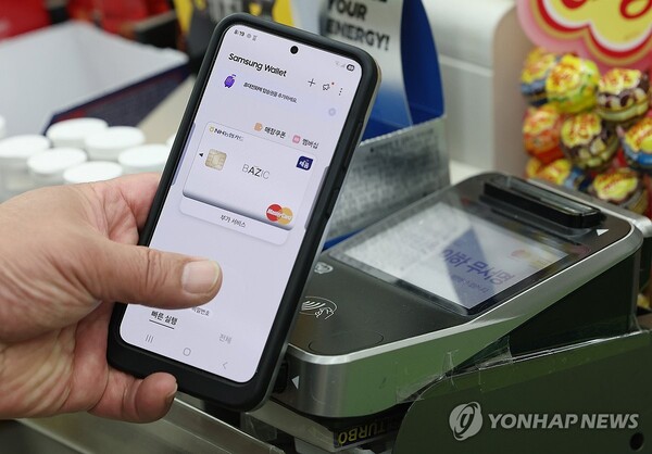 삼성전자 모바일 결제 시스템인 삼성페이에 결제 장애가 발생한 2일 오전 서울 시내 한 편의점에서 한 시민이 결제를 위해 단말기에 지문인식 로그인이 되지않고 있다. [사진=연합뉴스]