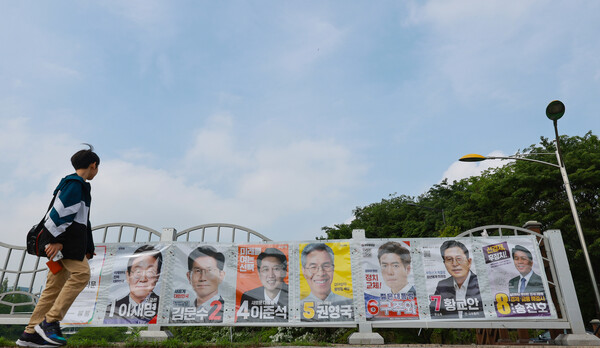 허재환 유진투자증권 연구원은 2일 '대선과 주식시장' 리포트를 통해 대통령 선거 이후 한 달, 3개월, 12개월 후 코스피가 하락한 경우는 9번 가운데 3번에 불과했다고 밝혔다. 서울 마포구 상암교에 첩부된 제21대 대통령 선거 벽보를 어린이가 보며 지나가고 있다. [사진=연합뉴스]