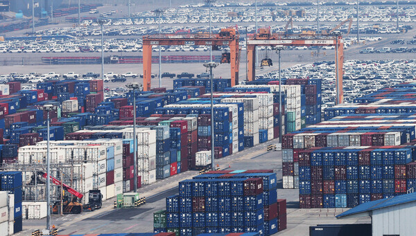 한국은행에 따르면 지난달 30일 기준 블룸버그 조사 결과, 국내외 기관 41곳이 진단한 올해 한국 성장률 전망치 분포는 0.3~2.2% 수준이었다. 경기도 평택항에 컨테이너가 쌓여 있는 모습. [사진=연합뉴스]