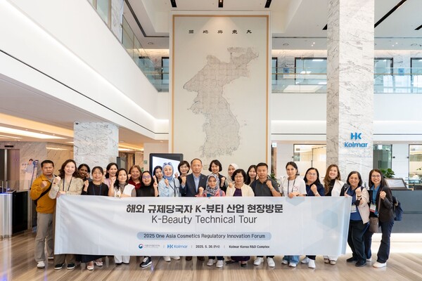 최근 한국콜마 종합기술원을 방문한 아시아 주요국 규제 당국자들과 최현규 한국콜마 대표이사 등 관계자들이 기념사진을 촬영하고 있다. [사진=한국콜마]