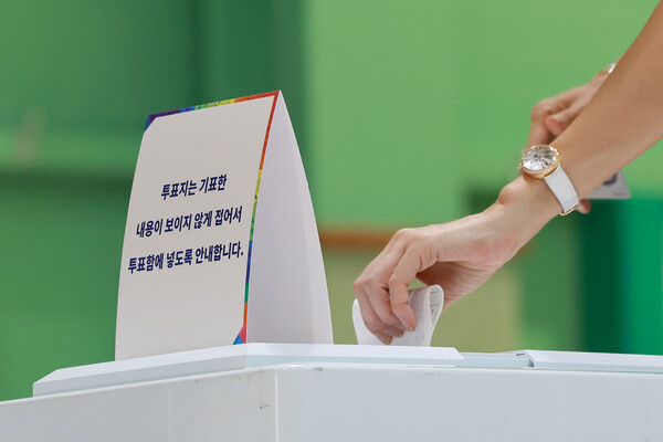 중앙선거관리위원회는 3일 오후 3시 기준 제21대 대선 투표율이 68.7％로 잠정 집계됐다고 밝혔다. 서울 강남구 매봉산실내배드민턴장에 마련된 도곡1동제5투표소에서 유권자가 투표하고 있다. [사진=연합뉴스]