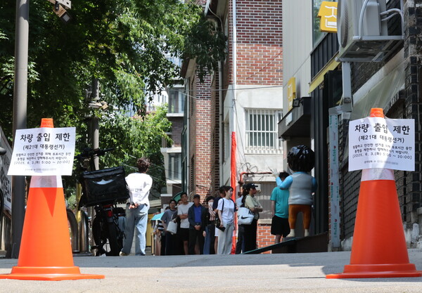 경찰청은 3일 오전 6시부터 오후 5시까지 이번 대선 투표와 관련한 112 신고가 총 614건 접수됐다고 밝혔다. 서울 강동구의 한 투표소 골목 입구에 차량 출입 제한을 알리는 안내문이 붙어 있다. [사진=연합뉴스]