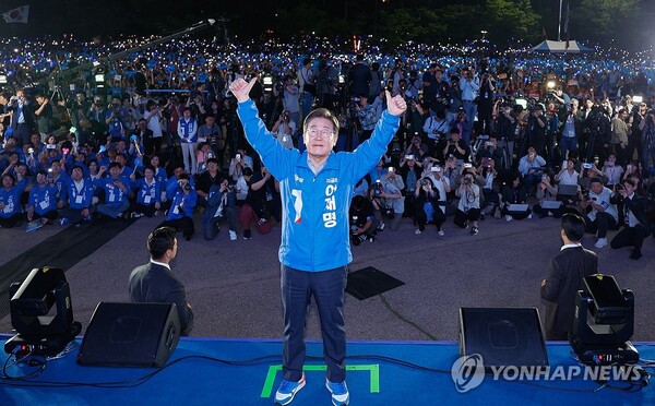 KBS·MBC·SBS 등 방송3사가 실시한 21대 대통령 선거 출구조사 결과 이재명 더불어민주당 후보의 당선이 유력한 것으로 나타났다. 사진은 지난 2일 이재명 대선 후보가 서울 여의도공원 마지막 유세에서 연설을 마친 뒤 시민들에게 인사하고 있는 모습. [공동취재]