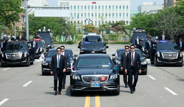 대통령경호처 경호관들이 탑승한 차량들이 지난달 말 서울 강서구 경호안전교육원에서 제21대 대통령 취임식을 앞두고 취임식 차량 퍼레이드 훈련을 하고 있다. [사진=연합뉴스]