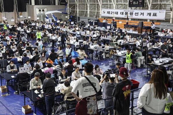 제21대 대통령선거일인 3일 서울 서대문구 명지전문대 체육관에 마련된 개표소에서 개표 작업이 진행되고 있다.[사진=연합뉴스]