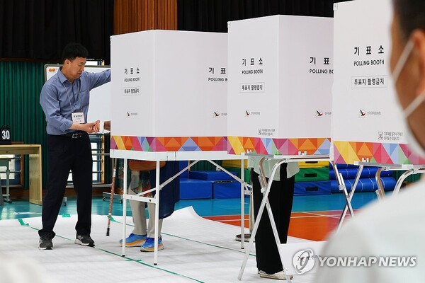 제21대 대통령선거 투표일인 3일 오전 광주 서구 치평동 한 투표소에서 시민들이 투표하고 있다. [사진=연합뉴스]