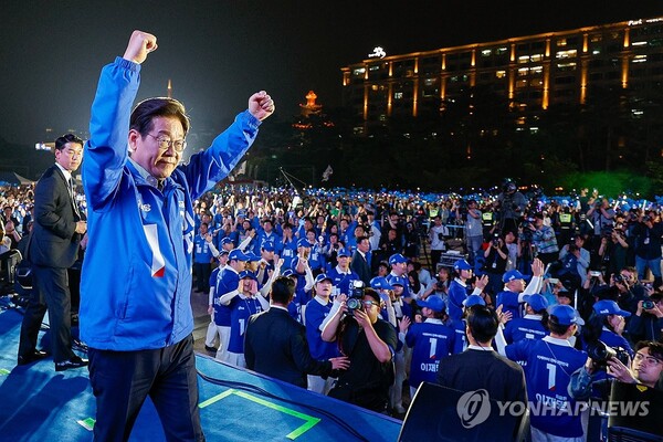 3일 오후 11시 30분 현재 KBS·MBC·SBS 등 지상파 방송3사가 더불어민주당 이재명 대선 후보의 당선 유력을 예측했ㄷ다. 사진은 자넌 2일 서울 여의도공원에서 마지막 유세를 마친 뒤 두 팔을 번쩍 들어 인사하고 있는 이재명 후보. [사진=연합뉴스]