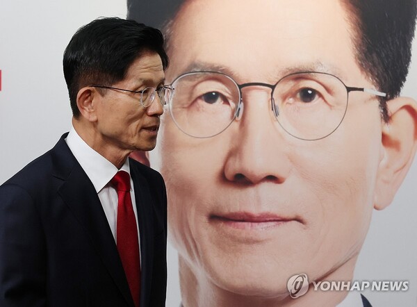 국민의힘 김문수 대선 후보가 4일 서울 여의도 당사에서 열린 기자회견을 마친뒤 이동하고 있다. [사진=연합뉴스]