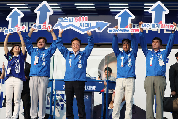 제21대 대통령으로 당선된 이재명 대통령이 지난달 말 선거 운동 당시 서울 서초구 고속버스터미널 앞에서 열린 서초구·강남구 유세에서 '코스피 5000 시대'를 들어 보이며 경제회복 퍼포먼스를 하고 있다.[사진=연합뉴스]