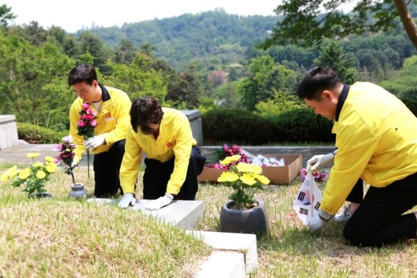 지난달 30일 아성다이소 임직원들이 국립서울현충원에서 봉사활동을 하고 있다. [사진=아성다이소]