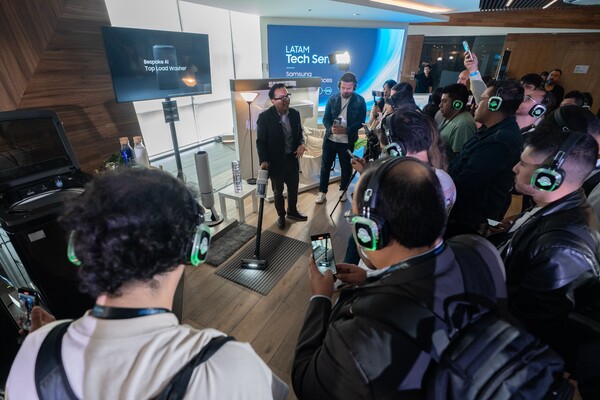 멕시코시티에서 진행된 삼성전자 '2025 중남미 테크세미나'에서 참석자들이 '비스포크 AI 가전' 신제품을 살펴보고 있다. [사진=삼성전자]