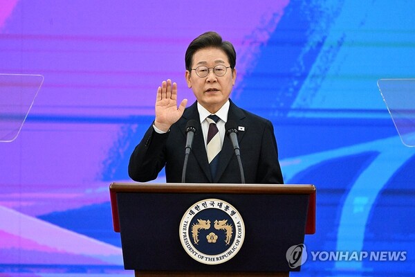 이재명 대통령이 4일 서울 여의도 국회에서 열린 제21대 대통령 취임선서식에서 취임 선서를 하고 있다.  [국회사진기자단]