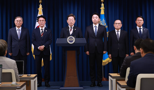 이재명 대통령이 4일 서울 용산 대통령실 청사에서 새 정부 첫 인사 발표를 하고 있다. 이종석 국정원장 후보자(사진 왼쪽부터) , 김민석 국무총리 후보자, 이 대통령, 강훈식 비서실장, 위성락 안보실장, 황인권 경호처장은 인사 발표 현장에 참여했다. [사진-연합뉴스]