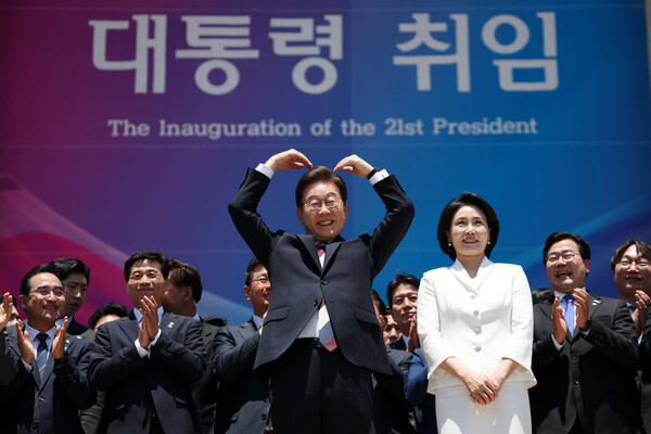 이재명 대통령이 지난 4일 서울 여의도 국회 로텐더홀에서 열린 제21대 대통령 취임선서식을 마치고 잔디광장에 모인 시민들을 향해 하트를 만들어 보이고 있다. 오른쪽은 김혜경 여사. [사진=연합뉴스]
