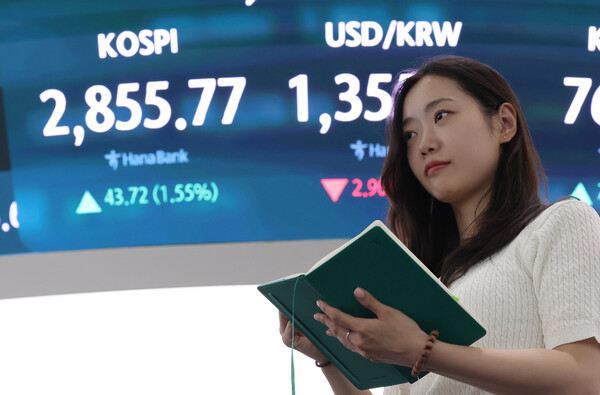 9일 서울 중구 하나은행 딜링룸에서 한 딜러가 자리로 향하고 있다. 이날 코스피 종가는 전 거래일 대비 43.72포인트(1.55%) 오른 2855.77로 집계됐다. 지난 2일부터 4거래일 연속 상승이다. [사진=연합뉴스]