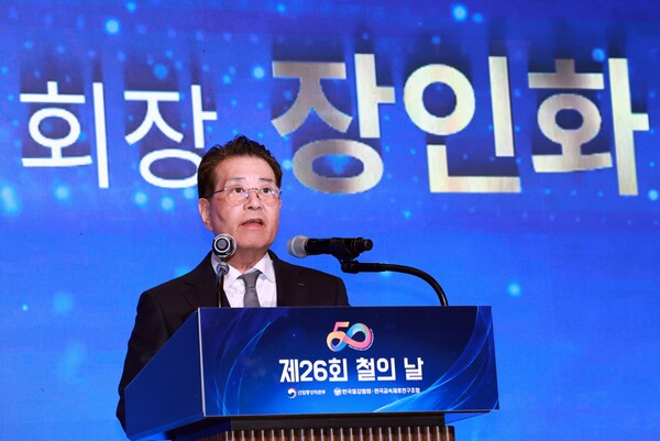 한국철강협회장인 장인화 포스코그룹 회장이 철의 날인 9일 서울 강남구 그랜드인터컨티넨탈 서울 파르나스 호텔에서 열린 제26회 철의 날 기념식에 참석해 기념사하고 있다. [사진=연합뉴스]