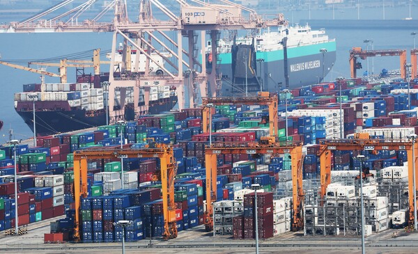 한국개발연구원(KDI)은 ‘6월 경제 동향’을 통해 “최근 한국 경제는 건설업이 부진한 가운데 수출까지 둔화하면서 경기 전반이 미약한 상태에 머물러 있다”고 10일 밝혔다. 경기도 평택항에 컨테이너가 쌓여 있는 모습. [사진=연합뉴스]