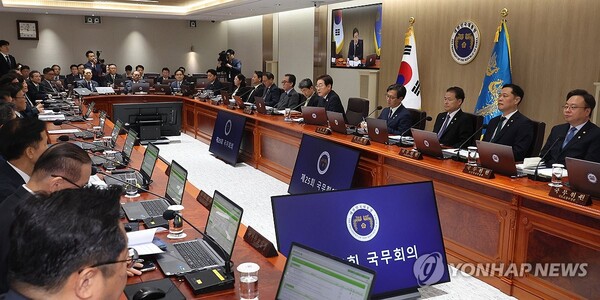 이재명 대통령이 10일 서울 용산 대통령실에서 국무회의를 하고 있다. [사진=연합뉴스]