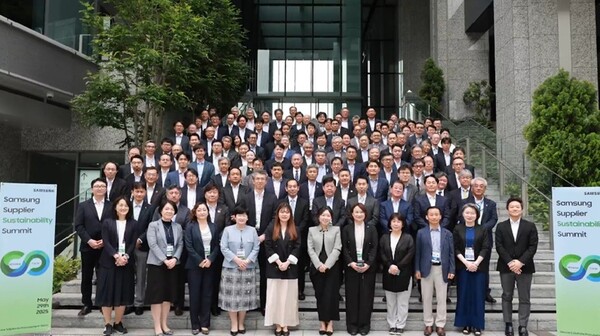 5월 29일 일본 도쿄에서 개최된 'Samsung Supplier Sustainability Summit' 행사에서 참석자들이 기념 촬영을 하고 있다. [사진=삼성전자]