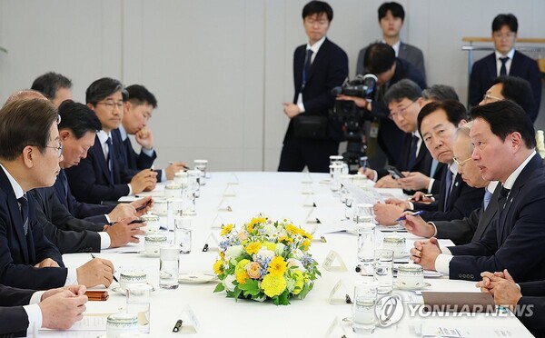 이재명 대통령이 13일 서울 용산 대통령실에서 열린 6경제단체·기업인 간담회에서 최태원 SK그룹 회장 겸 대한상공회의소 회장의 발언을 듣고 있다. [대통령실통신사진기자단]