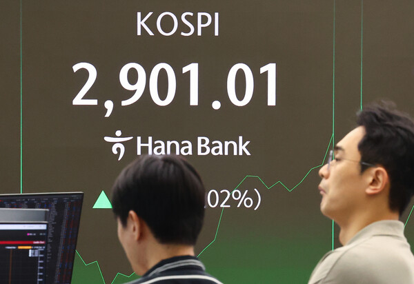 11일 오전 서울 중구 하나은행 본점 딜링룸 현황판에 코스피가 표시돼 있다. 이날 코스피는 전일 대비 35.19포인트 오른 2907.04에 마감했다. [사진=연합뉴스]