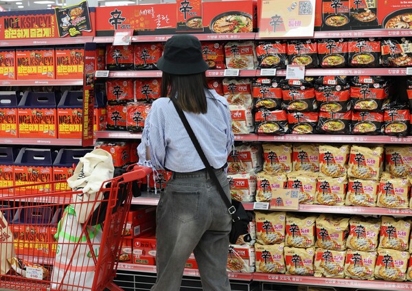 8일 서울 시내 한 대형 마트에 라면이 진열돼 있다. 올해 라면 업체들의 도미노 가격 인상으로 2000원에 육박하는 제품이 등장했다. [사진=연합뉴스]